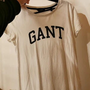 Vit gant t-shirt - Vit t-shirt i storlek m, 70 kr + frakt