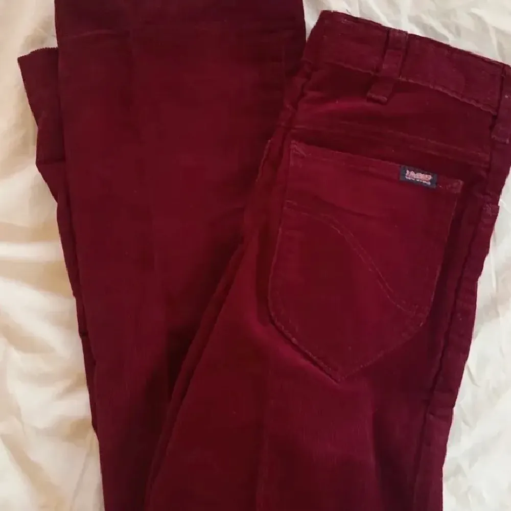 Röda Manchester byxor som tyvärr e för små för mig. Skulle säga att d passar xxs-xs. 🧚🏼‍♀️🧚🏾‍♀️. Jeans & Byxor.