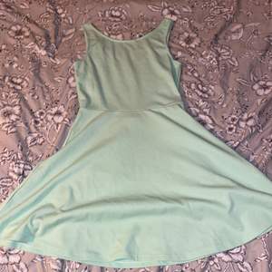 Super gullig mintgrön klänning med jättefin rygg. Passar nog en 38 oxå. Använd få gånger något kort för min smak.