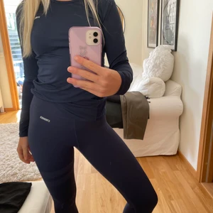 Stronger träningssett  - Ett blått jättefint träningssett från Stronger. Använd 3 gånger för att byxorna är lite små. XS i byxorna och S i tröjan 