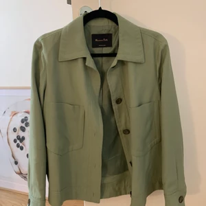 Safarijacka från Massimo Dutti - Nästintill oanvänd. Bara hängt i garderoben sen inköpsdatum. Jättefint tunt material. Safari-stil med underbar grön färg. Önskar att den kom mer till användning för mig.