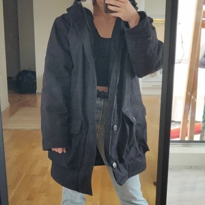 Robust, varm och cool vinterjacka - En varm och ordentlig svart oversize vinterjacka från weekday, använd ett fåtal gånger! Köp direkt för 350 kr + frakt 😊