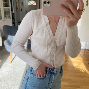 Kofta - Säljer denna ribbade kofta från Zara! Helt ny och oanvänd, med prislapp kvar, köptes för 260kr. I storlek M! Köparen står för frakten💕