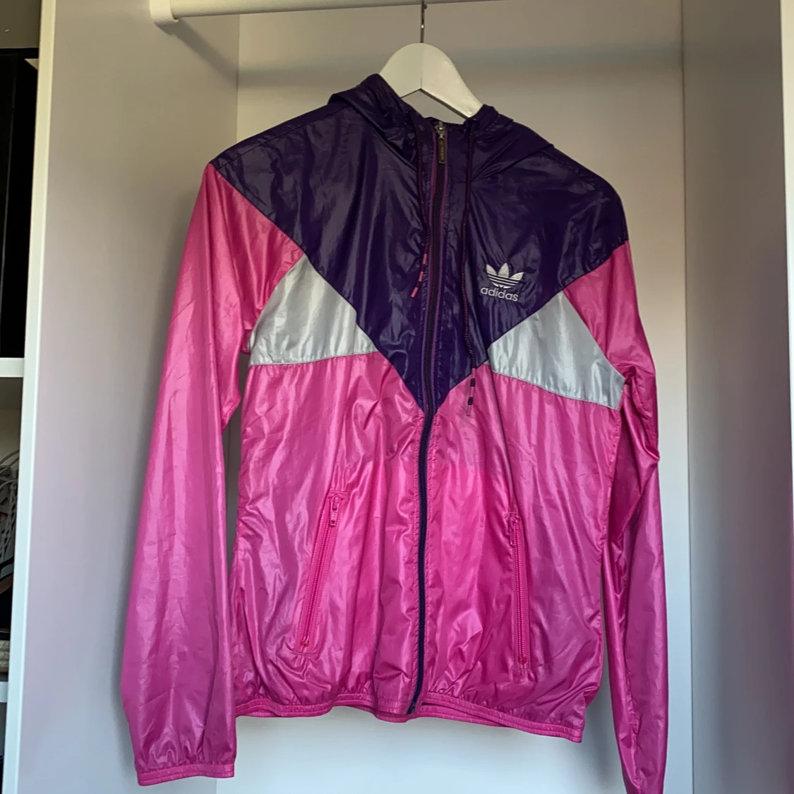 Adidas jacka knappt använd, 36