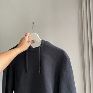 WEEKDAY HOODIE - Säljer en hoodie från WEEKDAY som jag knappt använt. Storlek Small men skulle säga att den är större och ifrån herr-avdelningen. Är en blandning mellan hoodie och collegetröja. Väldigt tjockt material och gosig! 