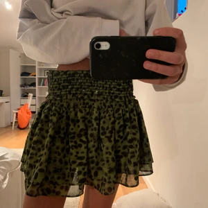 Volangkjol med mönster - Jättefin volangkjol från Hm i en prickigt mönster. Använd men ej sliten. Passar en s/m