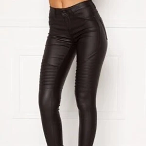 Skinnbyxor - Skinnbyxorna är från Only, byxorna är i suveränt skick, och har blivit använda enbart 1 gång. Storlek: S