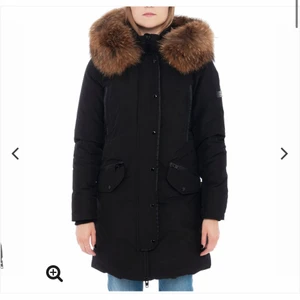 Rock and blue polar  - Knappt använd, jätte fin päls säljer för att jag vill köpa en ny vinterjacka. Storlek 32 men är stor i storleken passar perfekt på S-38