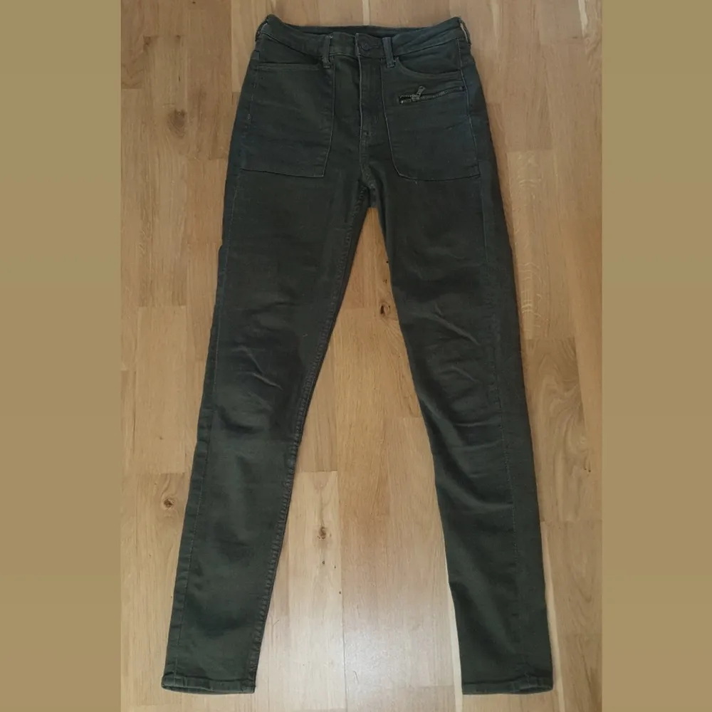 Storlek 36 (jag är 179cm 55kg) Använda endast ett fåtal gånger. Legat orörda i garderoben i 2 år. Köparen står för frakten.. Jeans & Byxor.