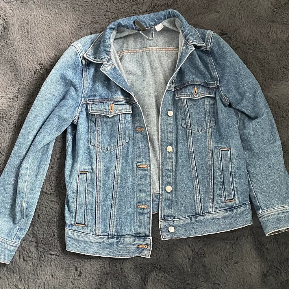 Knappt använt inga hål/slitningar en vanlig jeans jacka från H&M original pris 500. Jackor.