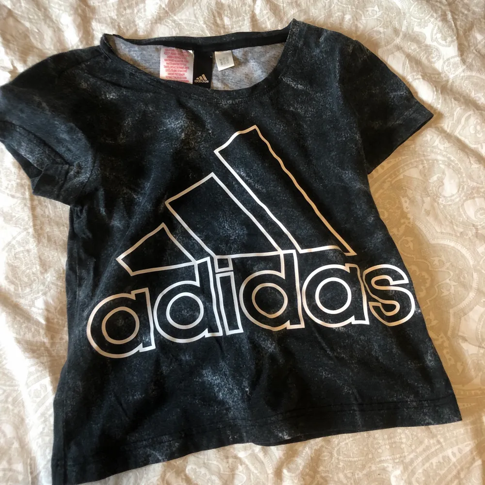 Adidas t-shirt med vit text detalj, använd några gånger, väldigt bra skick.. T-shirts.