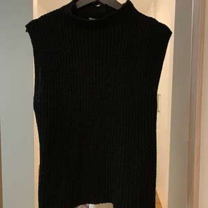 STICKAT PAKET - 3 stickade tröjor. En svart stickad väst, ganska tunn. Storlek M. Grön stickad ulltröja storlek S-M. Rosa stickad tröja storlek 38. 