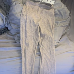 Zara byxor - Jätte sköna zara byxor, som är lite utsvänga eller mer raka. Helt nya, glömde lämna tillbaka dom och nu ligger dom bara i garderoben 