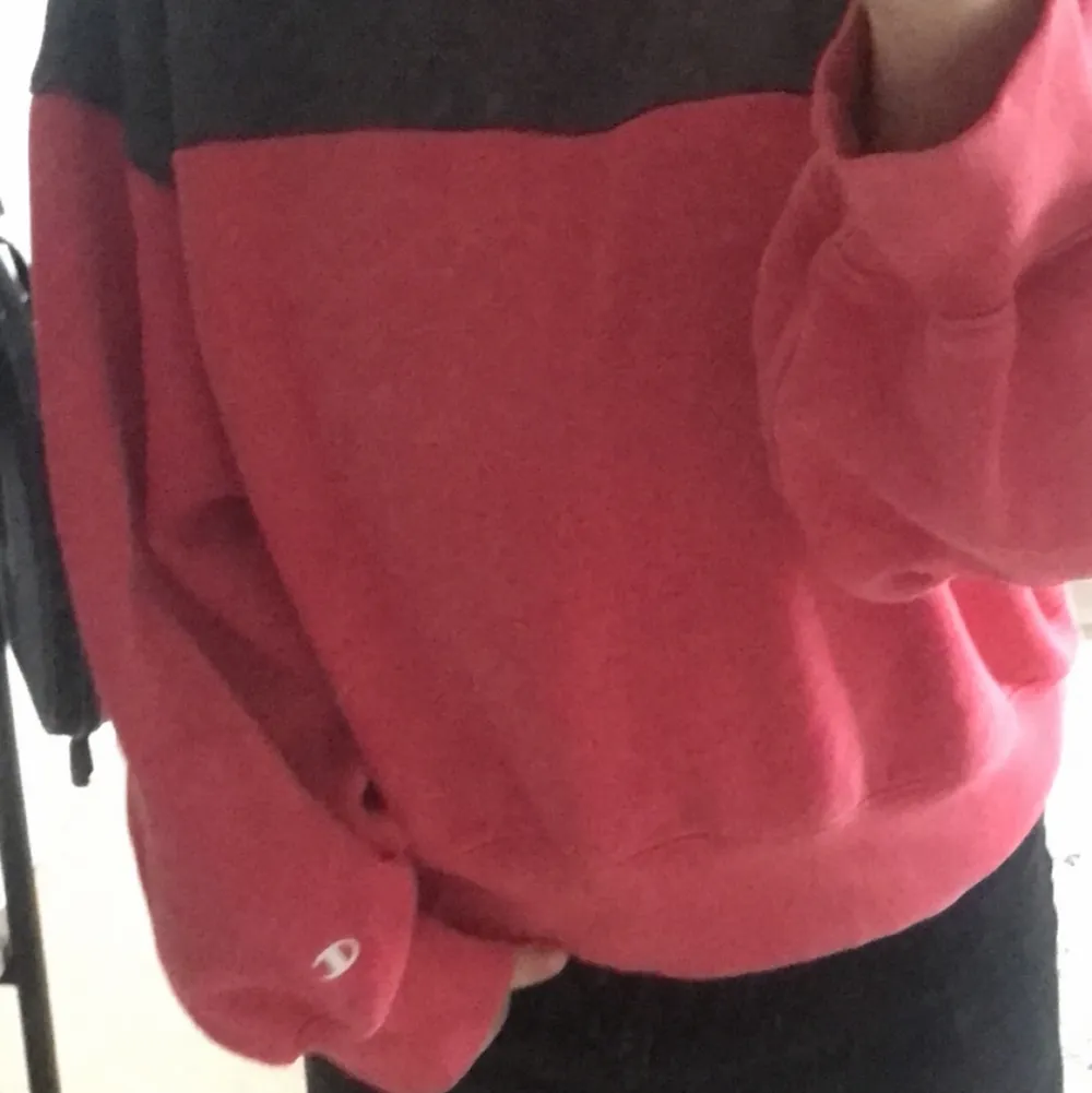 Säljer min fina fina champion sweatshirt pga jag aldrig använder den! den har inga defekter och är köpt secondhand. sitter bra som oversized på mig som brukar ha s-m💕 . Hoodies.