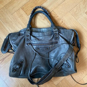Balenciaga väska  - Säljer min fina Balenciaga väska i en mörkgrå/mörkgrön färg, skiftar lite. Köpt på Vestiaire Collective. Fint skick, men en liten reva på insidan (se sista bilden). 