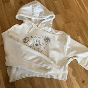Croppad hoodie från carlings  - Storlek M, använd fåtal gånger väldigt fint skick!