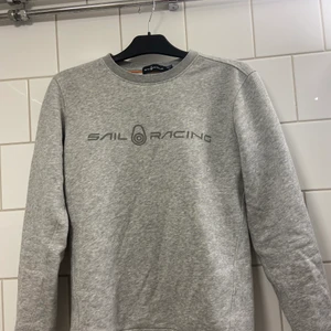 Sail racing sweatshirt  - Storlek S i nyskick använt fåtal gånger köpt i somras. Inga skador på plagget alls. Frakt står köparen för. Orginalpris 999 kr 