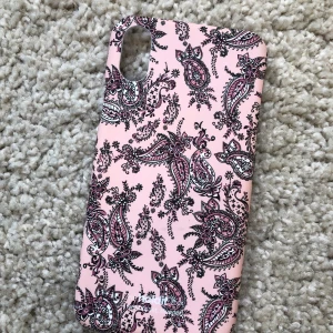 Iphone X skal - Rosa med blommor från holdit också i nyskick. Glittriga är från fyndiq och aldrig använt. 20kr/styck.  Kontakta mig för fler bilder och info!😊