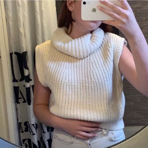 Stickad turtleneck utan armar - Märke: shein.     Storlek L, men den sitter bra på S/M oxå. Säljer för att använder inte. Skick: alldrig använd. Den är beige/ vit i färgen (syns inte så bra i kameran). Ord ca 199kr
