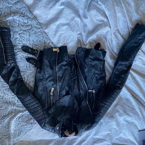 Skinnjacka - Superfin skinnjacka som tyvärr inte kommer till använding för mig. Passar jätte bra nu till hösten då den är ganska varm.🍂🍁🍄 (tyvärr hamna bilderna upp och ner)