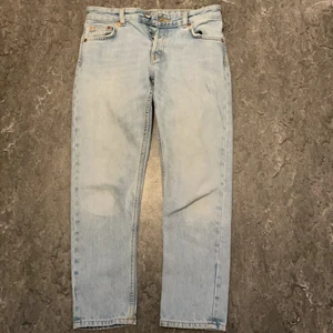 Lågmidjade Monki Jeans  - endast testad, lågmidjade jeans från monki. Jeansen är förstora för mig som har xxs och 32. Jag är 155 och dom är till anklarna. Köpt för 400kr.