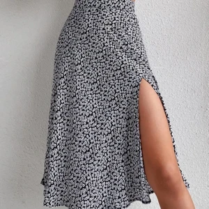 Blommig kjol - Säljer denna pga är för liten bara testad en gång! Aldrig använd! 