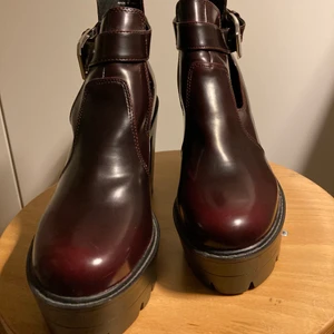 OANVÄNDA PLATÅSKOR - Har haft svårt att göra mig av med de här pga fett bekväma !! Har alltid tänkt att det skulle komma en dag när jag får tillfälle att använda dom. Det kom ingen sån dag och idag var det dags att inse att de  förtjänar bättre än att stå att damma i min garderob. De här skorna är svinsnygga, superlätta och riktigt jäkla sköna . Köpta på Bianco för ett par år sen för 799 kr , prislapp kvar. Finns på fler sidor. Frakten pyntar du själv. Kan mötas upp i Stockholm, söderort, Södermalm eller city.