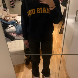 Gråa straight leg jeans från HM - Stentvättade/ gråa högmidjade jeans från hm. Straightleg passform. Köpta för 399kr