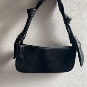 Baguette väska 🖤 - Jätte fin svart väska från nakd. Säljer pga inte så mycket användning längre ✨ i bra skick ❤️‍🔥