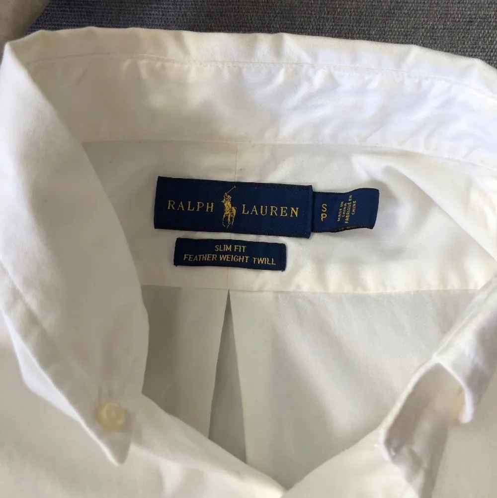 En oanvända Ralph Lauren skjorta i färgen vit med blått märke. Storlek S. Ny pris: 1200kr. Skjortor.