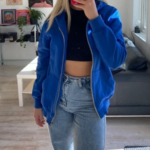 Blå tjocktröjq - Blå sipup tjocktröja i brq skick och i storelk M.