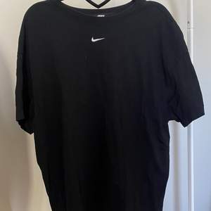 Nike T-shirt med broderad logga. Använt skick så färgen är lite urtvättad, annars inga anmärkningar ❣️
