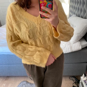 Stickad tröja 💛 - Gul kabelstickad tröja i mohair och ullblandning. Den är lite färgstarkare irl. Strl XS på lappen men passar mer en S/M kanske även en L beroende på vilken passform man vill ha. Köpt på H&M Trend för ca 500kr.