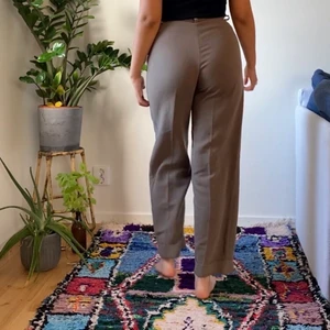 Kostymbyxor s.38 - Kostymbyxor i storlek 38. Ser nästan oanvända ut och är i fin kvalite. Säljer för att jag sällan använder dom. Kan mötas upp i stockholm eller frakta (då står köparen för frakten) 🌻🌱