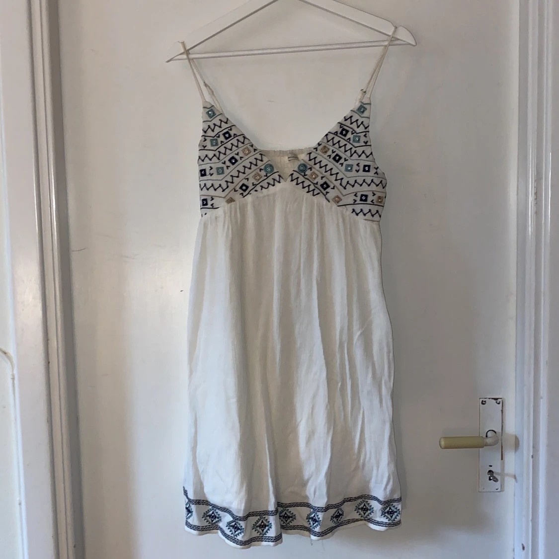 Kort, vit bohemisk klänning