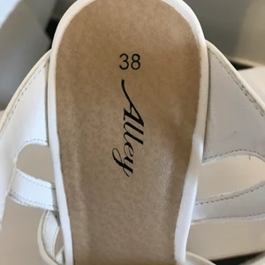 Skor med klack - Skor med klack från ”Alley”. Strl 38, använda 1-2 gånger. Väldigt bra skick. 