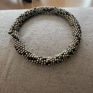 elastiskt halsband - Erfurt ( dansk brand) elastiskt halsband grå och svart 