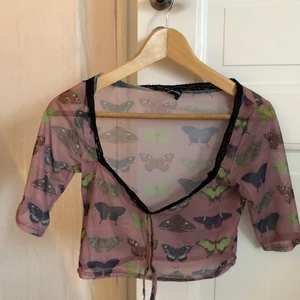 Topp med fjärillar - Mesh topp från new girl order strl uk 10, aldrig använd! Köpare står för frakt, endast swish :) 