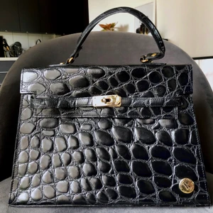 Handväska  - As fin handväska med fack inuti! 