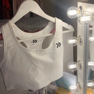 Sporttop - Oanvänd sporttop storlek S, tyvärr lite för liten för mig:( 50kr mötas eller frakta  (fraktkostnad tillkommer då men har inte hunnit väga eller kolla priset på det ännu!❤️)