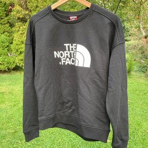 The North Face tröja, stl S - Svart tröja med vitt tryck från The North Face, stl S. Helt ny med prislapp kvar. Nypris 699 kr. 