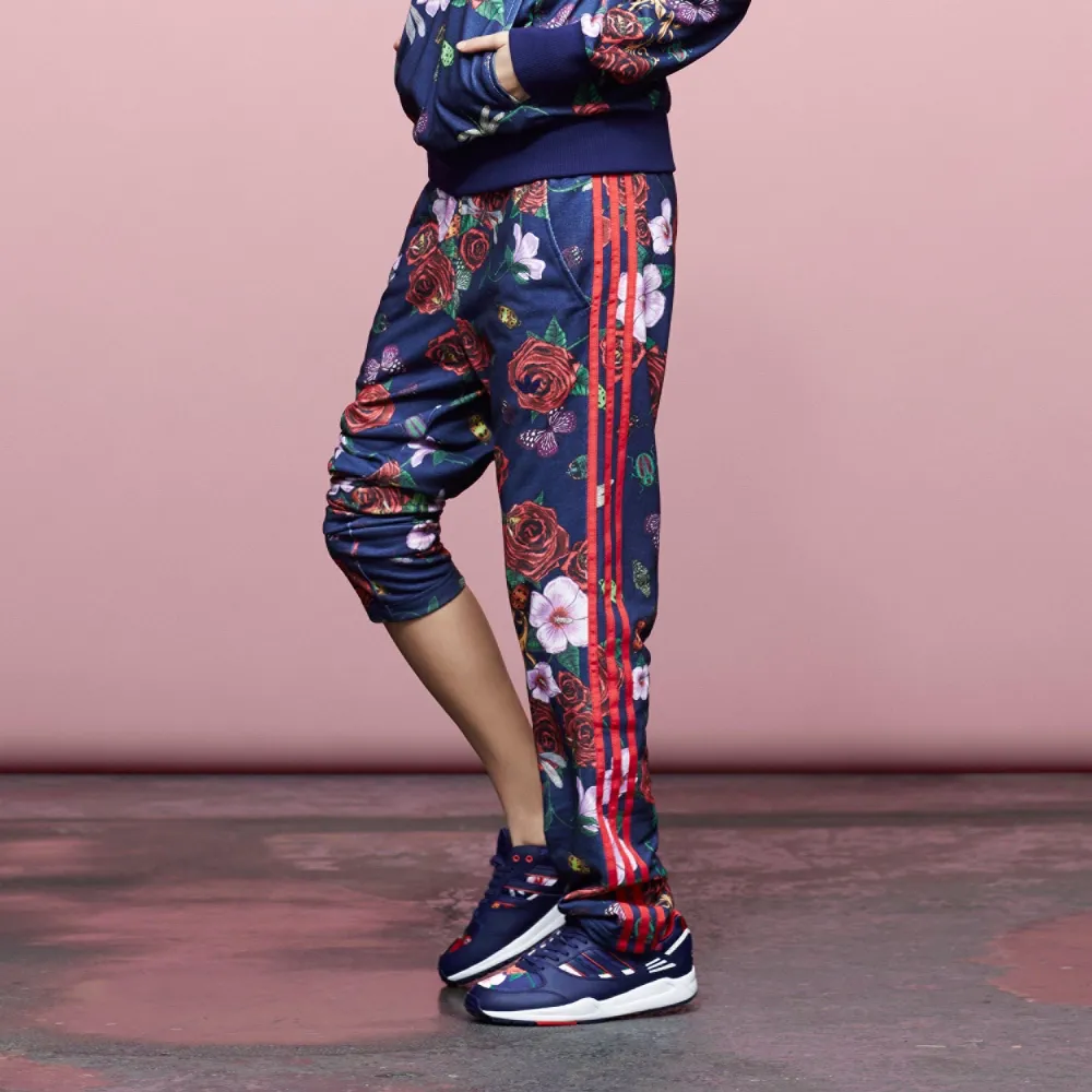 Stl 36, från Rita Oras samarbete med adidas i 2015/16, super snygga, använda men i bra skick! Raka i modellen. Pris inkluderar ej frakt. Jeans & Byxor.
