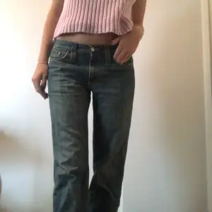 Lågmidjade blåa jeans i storleken W28L32.💗Köpta här på Plick för ett tag sedan.