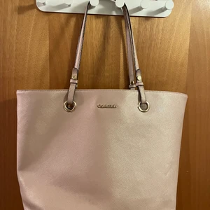 Handväska Calvin Klein - Säljer denna champagnefärgade handväska från Calvin Klein. Begagnat skick. 