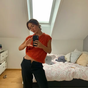 Stickad väst - Superfin och mjuk väst! Använd två gånger, perfekt skick! Jag är brukar ha S/M i storlek för referens, sitter oversized på mig. FRAKT INGÅR!