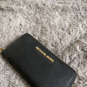 Jättefin (äkta!!) Michael Kors plånbok i svart med gulddetaljer✨ fint skick, säljer pga att den inte kommer till användning🌟💗 möts upp i Stockholm!!💗