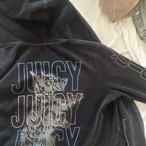 Säljer denna tröja från juicy då den inte kommer till användning längre. Passar storlek S/M. Frakt tillkommer ❤️