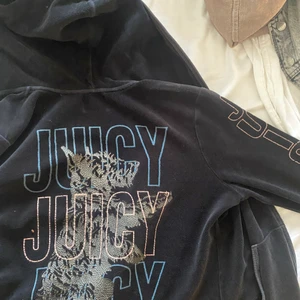 Juicy couture - Säljer denna tröja från juicy då den inte kommer till användning längre. Passar storlek S/M. Frakt tillkommer ❤️