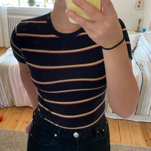 Body Zara - Gullig kortärmad body från Zara. Jätteskönt material, mjukt och följsamt efter kroppen!