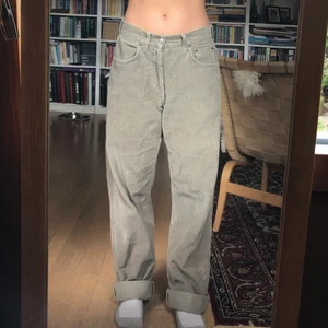 Beiga manchesterbyxor - En defekt som syns på bild 3 och skavd på ena benet (be om bild), annars bra skick. Långa på mig som är 156cm. Köptes på plick men säljs vidare pga för stora. Frakt tillkommer 